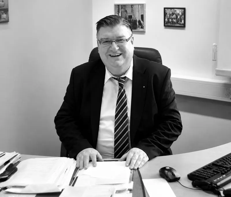 Armin May, von 2005 bis 2022 Schulleiter des Gymnasiums Am Kattenberge, an seinem Schreibtisch