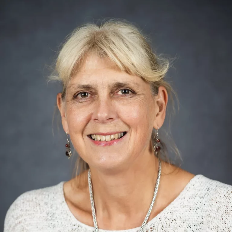Porträtfoto von Angelika Bartel.