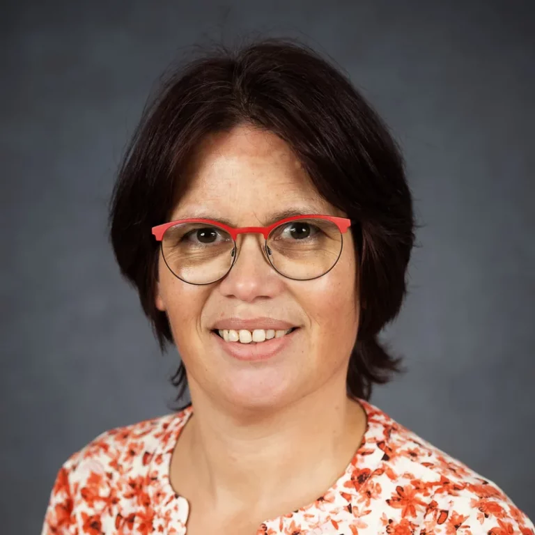 Porträtfoto von Dr. Julia Fischell.