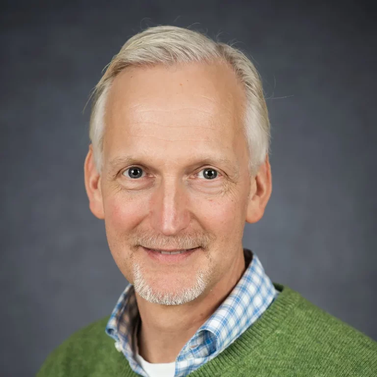 Porträtfoto von Dr. Lars Benecke.